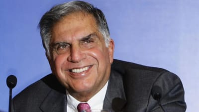 તાજેતરમાં રતન ટાટાનું વિલ ખોલવામાં આવ્યું હતું. આ વિલ સામે આવ્યા બાદ અનેક ખુલાસા થઈ રહ્યા છે. જેના વિશે લોકોને ખબર પણ ન હતી. હવે જે ખુલાસો થયો છે તે સામાન્ય લોકો માટે જ નહીં પરંતુ ટાટા પરિવાર માટે પણ ચોંકાવનારો છે. રતન ટાટાએ તેમની વસિયતમાં એક "મિસ્ટ્રી મેન" નામે 500 કરોડ રૂપિયાથી વધુની સંપત્તિ છોડી દીધી છે. કહેવાય છે કે રતન ટાટા સાથે આ મિસ્ટ્રી મેનનો સંબંધ લગભગ 60 વર્ષ જૂનો છે. જો કે આ મામલે કોઈના તરફથી સત્તાવાર નિવેદન બહાર આવ્યું નથી, પણ કોણ છે તે વ્યક્તિ ચાલો જાણીએ