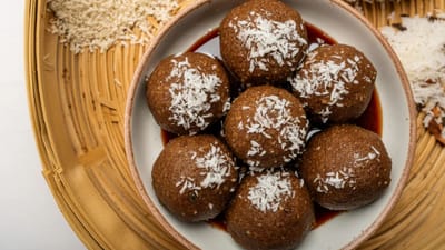 રાગીના લાડુ ઘરે બનાવવા ખૂબ જ સરળ છે. જેને કેટલીક ટીપ્સનો ઉપયોગ કરીને બનાવવાથી ખૂબ જ સ્વાદિષ્ટ લાડુ બને છે. લાડુ બનાવવા માટે  રાગીનો લોટ,ગોળ, ઘી, બદામ, કાજુ સહિતની સામગ્રીની જરુરત પડશે. 