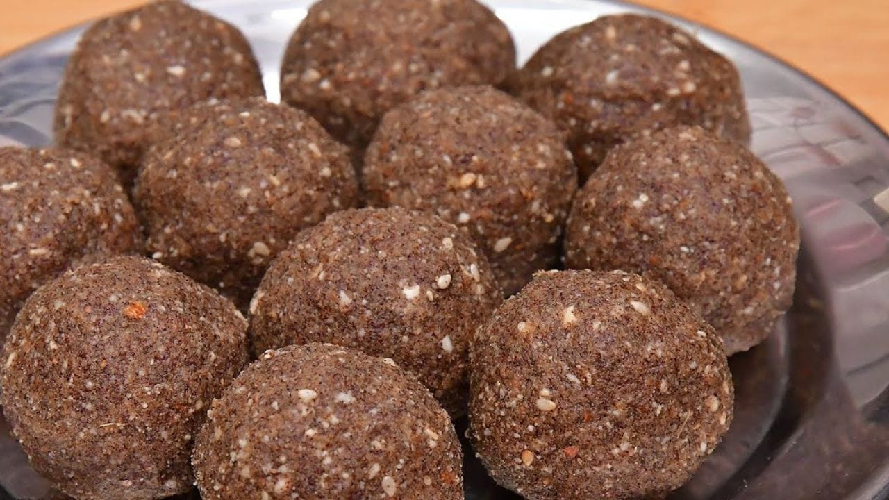 ઘી ગરમ થઈ જાય એટલે રાગીના લોટને શેકી લો. ખાસ ધ્યાન રાખો કે રાગીના લોટને ધીમા ગેસ પર શેકવાનો છે. જેથી લોટ બળી ન જાય.રાગીનો લોટ તમે બજારમાંથી ખરીદી શકો છો. 