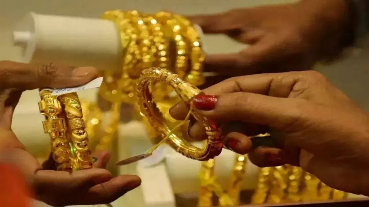 વિશ્વના અન્ય દેશોની તુલનામાં ભારતના લોકો પાસે વધુ સોનુ છે. એક્સપર્ટ્સ કહે છે કે, જે માત્રામાં સોનુ ભારતીય ઘરોમાં છે, તે કદાચ વિશ્વના અન્ય કોઈ પણ દેશના ગોલ્ડ રિઝર્વ કરતાં વધુ હશે. યુએસએ પાસે 8,100 ટન, જર્મની પાસે 3,300 ટન, ઇટાલી પાસે 2,450 ટન, ફ્રાન્સ પાસે 2,400 ટન અને રશિયા પાસે 1,900 ટન સોનુ છે. જો કે, આ દેશોની કુલ સંપત્તિ ભેગી કરીએ, તો પણ તે ભારતીય ઘરોમાં રહેલા સોનાથી ઓછી છે.