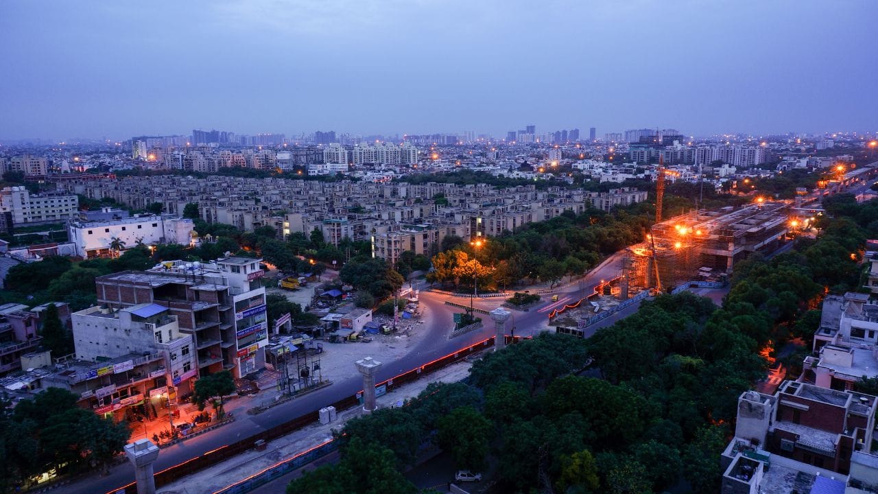 નોઈડાને 25 કંપનીઓ તરફથી 14.49 લાખ કરોડ રૂપિયાનું યોગદાન મળ્યું છે, તેથી તેને યાદીમાં નવમું સ્થાન મળ્યું છે.