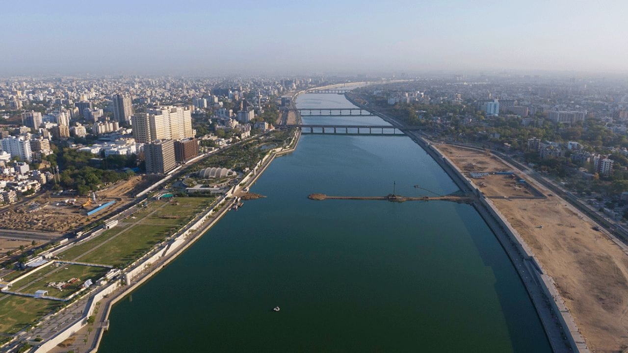 આ યાદીમાં અમદાવાદે દસમું સ્થાન મેળવ્યું છે, જેણે 2024 માં 21 કંપનીઓ સાથે 17.53 લાખ કરોડ રૂપિયાનો વ્યવસાય કર્યો હતો.