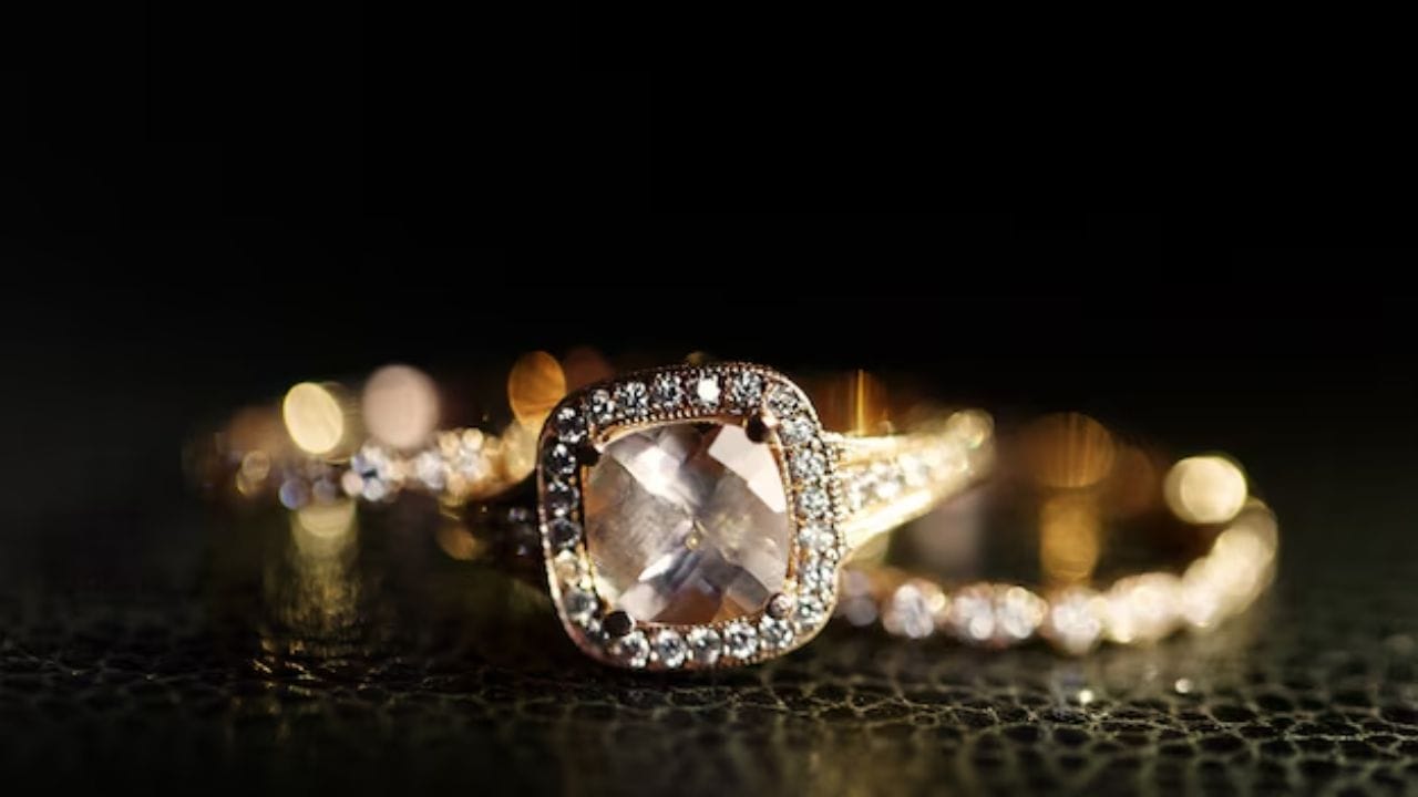 વેલેન્ટાઈન ડે પર્વને ખાસ બનાવવા માટે એક સુંદર ગળાનો હાર, વીંટી, બંગળી અથવા તમારા પ્રેમીને ગમતી કોઈ ખાસ જ્વેલરીને ગિફ્ટ આપી શકો છો અને યાદગાર બનાવી શકો છો. 