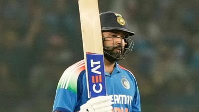 ટીમ ઈન્ડિયાના સ્ટાર બેટ્સમેન અને કેપ્ટન રોહિત શર્મા એડિશન ઈંગ્લિશ વિલો ક્રિકેટ બેટથી રમે છે.