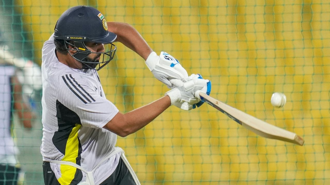 રિપોર્ટ્સમાં કહેવામાં આવ્યું છે કે BCCIએ રોહિત શર્માને ચેમ્પિયન્સ ટ્રોફી પછી પોતાના ભવિષ્યની યોજના બનાવવા માટે સરળ રીતે કહ્યું છે. કારણ કે, ટીમ મેનેજમેન્ટ હવે તેમનાથી આગળ વિચારી રહ્યું છે. ચેમ્પિયન્સ ટ્રોફી બાદ ટીમ ઈન્ડિયા ODI વર્લ્ડ કપ 2027ની તૈયારી શરૂ કરશે અને તેને જોતા તે રોહિતની જગ્યાએ નવા ખેલાડીઓને તક આપવાના મૂડમાં છે.