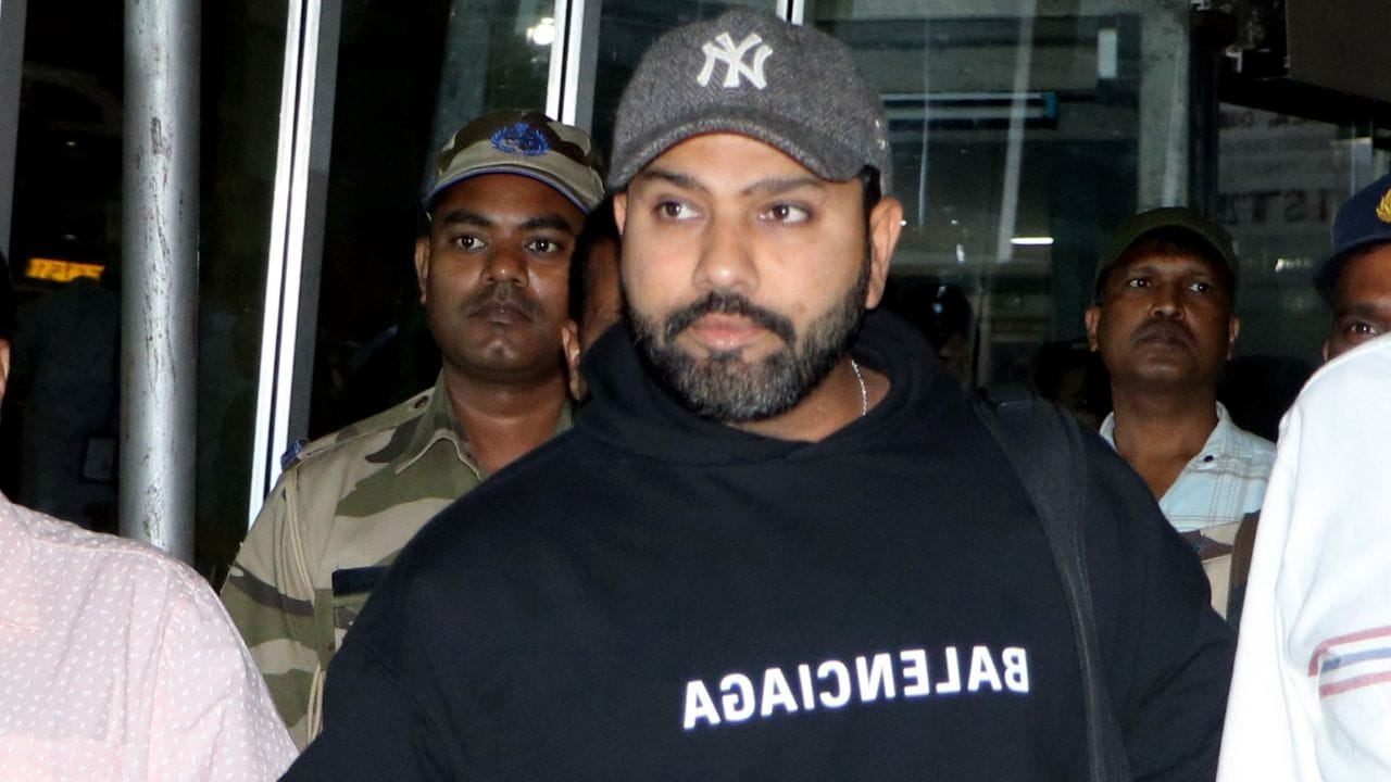 રોહિતે કહ્યું, 'જ્યારે ત્રણ વનડે અને ચેમ્પિયન્સ ટ્રોફી યોજાવાની છે, ત્યારે મારા ભવિષ્યની યોજનાઓ વિશે વાત કરવી કેટલી યોગ્ય છે. ઘણા વર્ષોથી મારા ભવિષ્ય વિશે અહેવાલો આવી રહ્યા છે અને હું અહીં તે અહેવાલો સ્પષ્ટ કરવા માટે નથી આવ્યો. મારા માટે આ ત્રણ મેચ અને ચેમ્પિયન્સ ટ્રોફી ખૂબ જ મહત્વપૂર્ણ છે. મારું ધ્યાન આ મેચો પર છે અને હું જોઈશ કે પછી શું થાય છે.