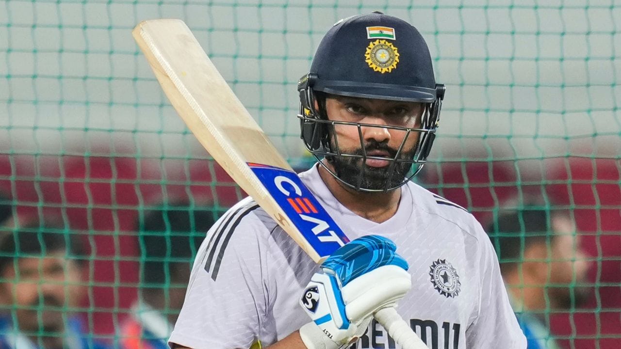 આ સ્ટેડિયમની કુલ ક્ષમતા 1,32,000 ચાહકોની છે. ભારત-ઈંગ્લેન્ડ વનડે સિરીઝની છેલ્લી મેચ તે તમામ ચાહકો માટે ઐતિહાસિક ક્ષણ બની શકે છે. તે પોતાની આંખો સામે રોહિત શર્માને પોતાના હોમ ગ્રાઉન્ડ પર પોતાની કારકિર્દીની છેલ્લી મેચ રમતા જોઈ શકે છે. 3 વનડે મેચમાંથી એક મેચ અમદાવાદના નરેન્દ્ર મોદી સ્ટેડિયમમાં વનડે મેચ રમાશે.12 ફેબ્રુઆરી - ત્રીજી વનડે, અમદાવાદ (ભારતીય સમય મુજબ બપોરે 1:30 વાગ્યે) રમાશે.