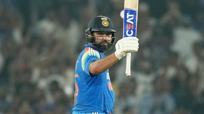 રોહિત શર્મા પહેલો ભારતીય કેપ્ટન બન્યો છે જેના નેતૃત્વમાં ટીમ ઈન્ડિયાએ ચાર દ્વિપક્ષીય ODI શ્રેણીમાં ક્લીન સ્વીપ હાંસલ કર્યો છે. રોહિત શર્માએ ટીમ ઈન્ડિયાને વેસ્ટ ઈન્ડિઝ, શ્રીલંકા, ન્યુઝીલેન્ડ અને હવે ઈંગ્લેન્ડ સામે ક્લીન સ્વીપ જીત અપાવી છે. રોહિત શર્માએ વિરાટ કોહલી અને એમએસ ધોનીને પાછળ છોડી દીધા હતા, કોહલી અને ધોનીની કપ્તાનીમાં ભારતીય ટીમે 3-3 વખત વિરોધી ટીમોને ક્લીન સ્વીપ કર્યા હતા. 