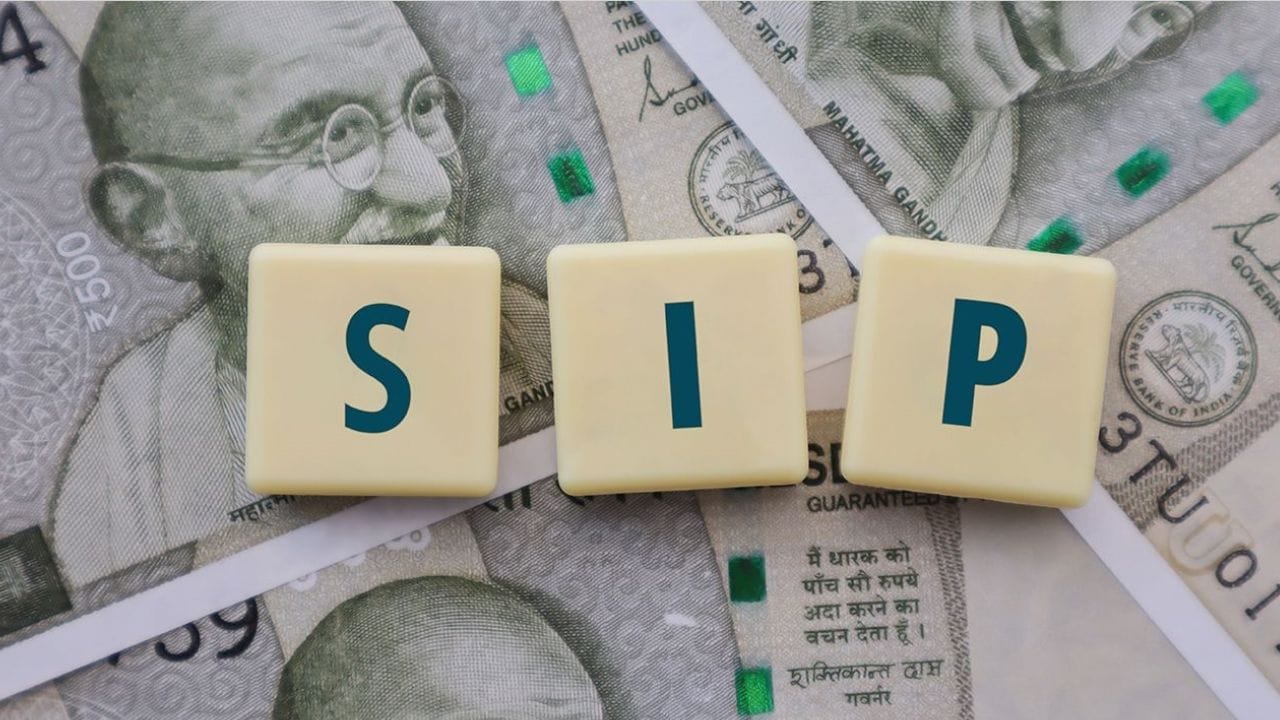 માત્ર વધુ નફો મેળવવા માટે SIPમાં મોટી રકમનું રોકાણ ન કરો, નહીં તો તમારું બજેટ ખોરવાઈ જશે. તે પણ શક્ય છે કે તમે લાંબા સમય સુધી તમારી SIP ચાલુ રાખી શકશો નહીં. તેથી, તમારે તમારી નાણાકીય સ્થિતિને ધ્યાનમાં રાખીને રોકાણની રકમ નક્કી કરવી જોઈએ.