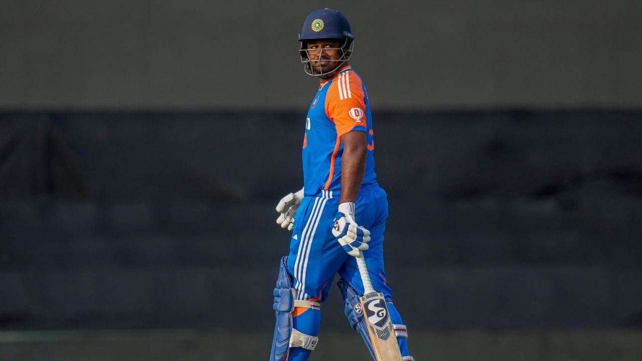 સેમસનને વાનખેડે સ્ટેડિયમમાં રવિવાર 2 ફેબ્રુઆરીએ રમાયેલી T20 શ્રેણીની પાંચમી અને છેલ્લી મેચમાં આ ઈજા થઈ હતી. પ્રથમ બેટિંગ કરતા સંજુ સેમસને ટીમ ઈન્ડિયા માટે ઈનિંગની શરૂઆત કરી અને જોફ્રા આર્ચરના પહેલા જ બોલ પર સિક્સર ફટકારી. પરંતુ ઓવરના ત્રીજા બોલ પર ઈંગ્લેન્ડના ફાસ્ટ બોલરે સંજુ સેમસનને મુશ્કેલીમાં મૂકી દીધો હતો. બોલ સીધો સંજુના ગ્લોવ્ઝ પર વાગ્યો, જેના કારણે તેની આંગળીમાં ઈજા થઈ. આવા સમયે ટીમ ઈન્ડિયાના ફિઝિયોએ મેદાનમાં ઉતરીને થોડો સમય તેની તપાસ કરી અને દર્દને અમુક હદ સુધી ઓછું કર્યું. જો કે સંજુ બીજી જ ઓવરમાં આઉટ થઈ ગયો હતો.