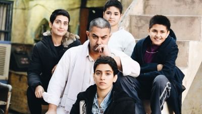 સાન્યા મલ્હોત્રાનો જન્મ 25 ફેબ્રુઆરી 1992ના રોજ દિલ્હીમાં પંજાબી હિન્દુ પરિવારમાં થયો હતો. ગાર્ગી કોલેજમાંથી સ્નાતક થયા પછી, સાન્યા મલ્હોત્રાએ ડાન્સ રિયાલિટી શો ડાન્સ ઈન્ડિયા ડાન્સમાં ભાગ લીધો અને ટોચના 100માં સ્થાન મેળવ્યું હતુ. 