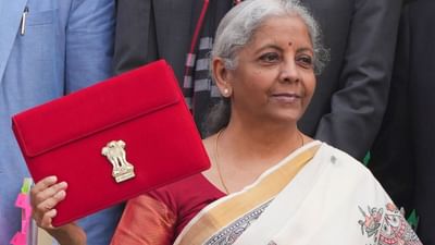 કેન્દ્રીય નાણાંમંત્રી નિર્મલા સીતારમણે શનિવારે સામાન્ય બજેટ રજૂ કર્યું. નાણાકીય વર્ષ 2025-26 માટેનું કેન્દ્રીય બજેટ 1 ફેબ્રુઆરીના રોજ રજૂ કરવામાં આવ્યું હતું. સામાન્ય જનતાથી લઈને કોર્પોરેટ જગત સુધી બધા આ બજેટની રાહ જોઈ રહ્યા હતા. મોંઘવારી અને કરવેરા સાથે, સરકાર દ્વારા મધ્યમ વર્ગ માટે પણ ઘણી જાહેરાતો કરવામાં આવી છે. આ વર્ષનું બજેટ પણ છેલ્લા ત્રણ વર્ષની જેમ પેપરલેસ હતુ.