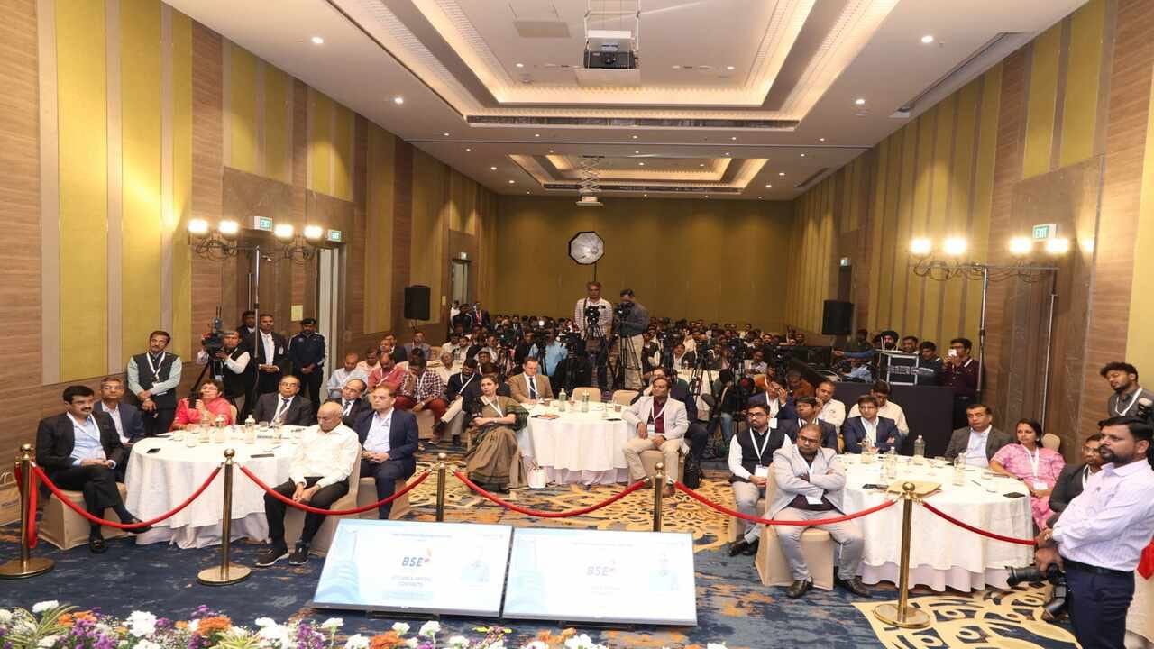 તેમણે ઉમેર્યું કે, ગિફ્ટ સિટીમાં ઇન્ટરનેશનલ ફાઇનાન્સિયલ સર્વિસ સેન્ટર અને બુલીયન એક્સચેન્જ સફળતાપૂર્વક અપરેશનલ છે. આ ઉપરાંત બેન્કિંગ, ઇન્સ્યોરન્સ, એસેટ મેનેજમેન્ટ અને કેપિટલ માર્કેટ સર્વિસીઝનું પણ સંચાલન થાય છે. 