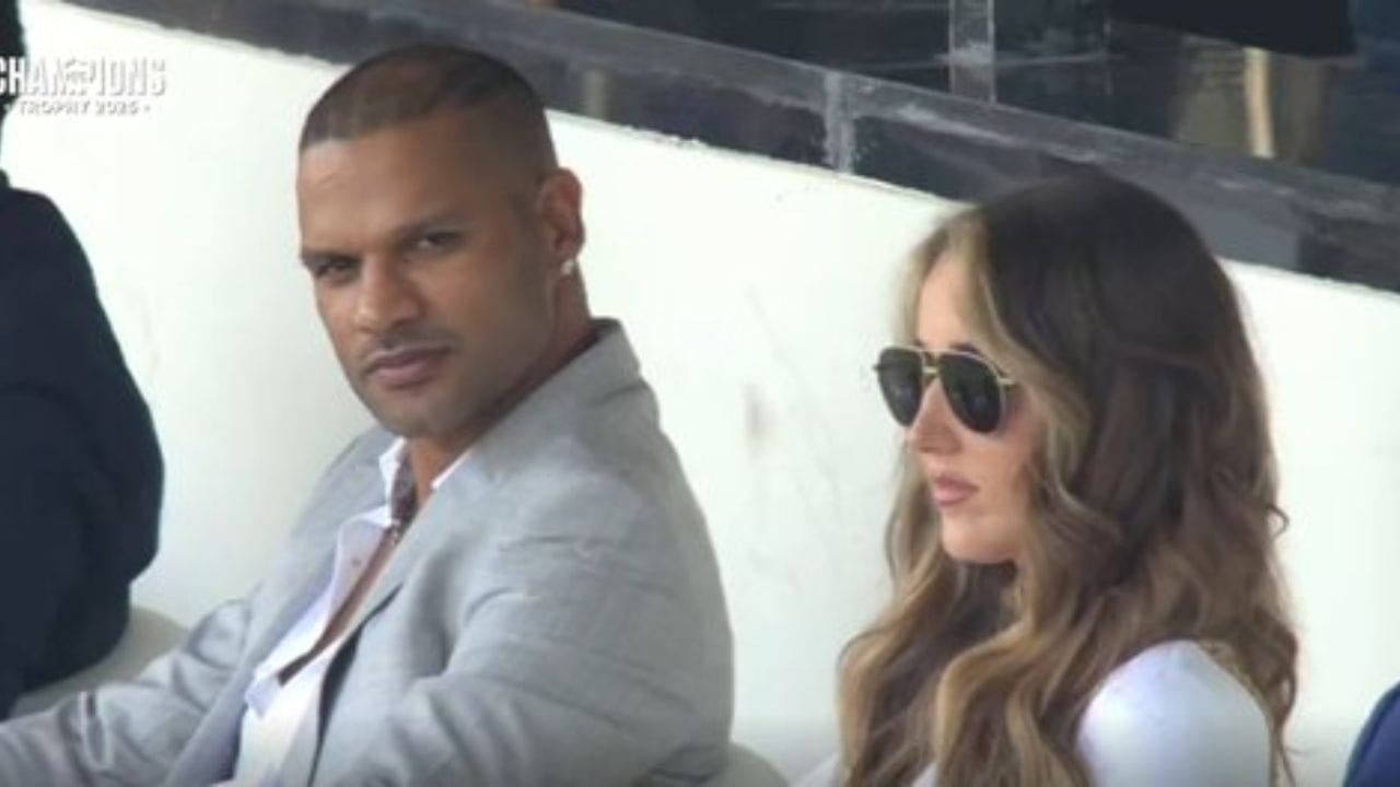 ધવનના મિસ્ટ્રી ગર્લ સાથેના ફોટા સોશિયલ મીડિયા પર ઝડપથી વાયરલ થઈ રહ્યા છે. મિસ્ટ્રી ગર્લનું નામ સોફી શાઇન છે. તમને જણાવી દઈએ કે મેચ દરમિયાન Sophie Shine ધવનની બાજુમાં બેઠેલી જોવા મળી હતી. સોફીનું ઇન્સ્ટાગ્રામ એકાઉન્ટ ખાનગી છે. જોકે, એ નોંધનીય છે કે ધવન આ ખાનગી એકાઉન્ટને ફોલો કરી રહ્યો છે.