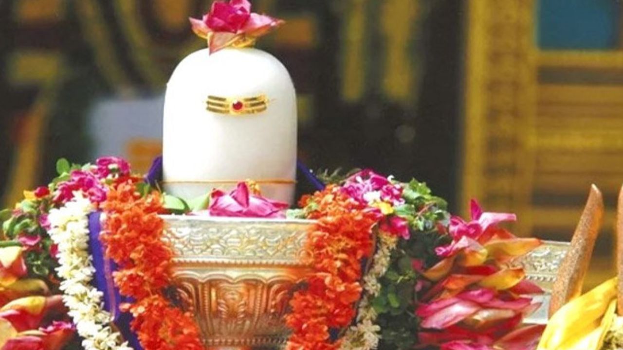 મહાશિવરાત્રીની ચોથા ચરણની પૂજા વહેલી સવારે કરવામાં આવે છે. આ બ્રહ્મ મુહૂર્તમાં થાય છે. આ સમય દરમિયાન ભગવાન શિવનો અભિષેક મધથી કરવામાં આવે છે. આ પછી પાણીથી અભિષેક કરવામાં આવે છે.