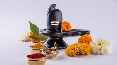 મહાશિવરાત્રીના દિવસે જ નહીં રાત્રી દરમિયાન પણ ભગવાન શિવની પૂજા કરવામાં આવે છે. મહાશિવરાત્રીના રોજ ભગવાન શિવની 4 પ્રહરની પૂજા કરવામાં આવે છે. તો જાણીએ કે ક્યાં ચરણમાં ક્યાં પ્રવાહીથી ભગવાન શિવનો અભિષેક કરવો જોઈએ.