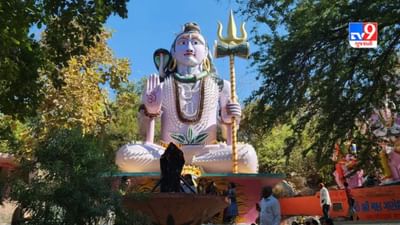 મહાશિવરાત્રીના દિવસે જુદી-જુદી જગ્યાએ અલગ અલગ રીતે ભગવાન શિવની આરાધના કરવામાં આવે છે. ત્યારે કેટલાક લોકો બરફનું શિવલિંગ બનાવતા હોય છે. તો કેટલાક લોકો રુદ્રાક્ષનું શિવલિંગ બનાવતા હોય છે. તો આજે અમે તમને એવા મંદિર વિશે જણાવશું જ્યાં 25 કિલો રુનો એક દીવો પ્રગટાવવામાં આવે છે. 