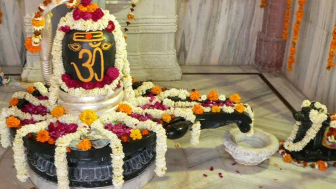 શિવરાત્રીના દિવસે પહેલા ચરણની પૂજા સંધ્યાકાળથી શરુ થાય છે. પહેલા ચરણમાં પૂજા કરવાથી વ્યક્તિને મોક્ષ, ધન અને કાર્યની પ્રાપ્તિ થાય છે. પહેલા ચરણમાં તમે ભગવાન શિવનો જળથી અભિષેક કરી શકો છો.