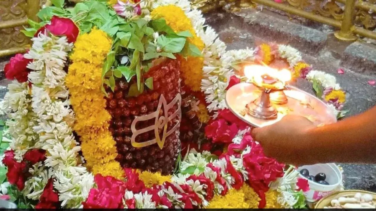 મહાશિવરાત્રીના બીજા ચરણમાં તમે ભગવાન શિવનો દહીંથી અભિષેક કરી શકો છો. બીજા ચરણમાં દહીંથી અભિષેક કરવાથી વ્યક્તિને ધન અને સમૃદ્ધિ પ્રાપ્ત થાય છે.