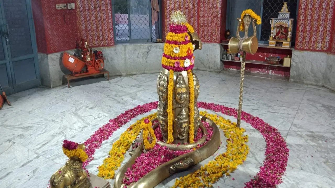 ત્રીજા ચરણની પૂજામાં તમે ભગવાન શિવનો ઘી દ્વારા અભિષેક કરી શકો છો. ઘીનો અભિષેક કરવાથી વ્યક્તિને શારીરિક સમસ્યાઓમાંથી રાહત મળે છે. આ ઉપરાંત તમને અનેક બીમારીઓમાંથી રાહત મળે છે.