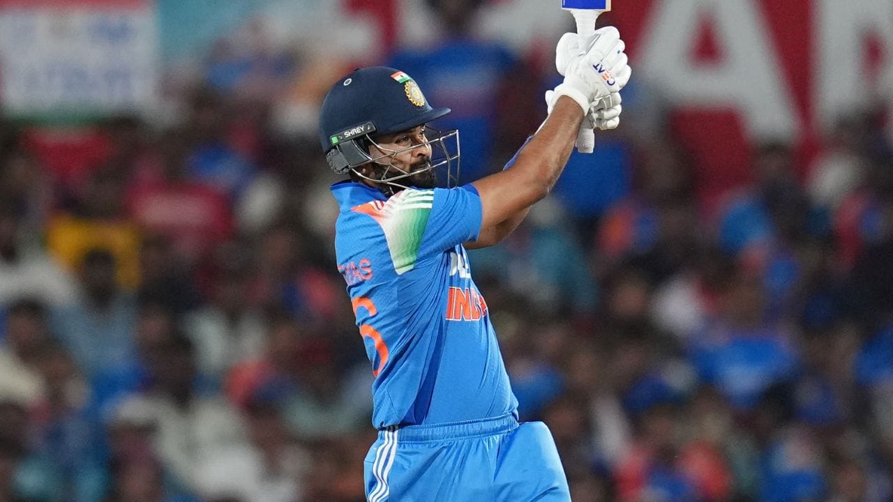 ટીમ ઈન્ડિયા મેનેજમેન્ટ આ ખેલાડીને પહેલી વનડેમાંથી જ બહાર રાખવા માંગતું હતું, પરંતુ વિરાટ કોહલીની ઈજાને કારણે અય્યરને રમવાની તક મળી અને તેણે પહેલી મેચમાં અડધી સદી ફટકારી અને તે પછી અય્યરે ત્રીજી વનડેમાં પણ શાનદાર બેટિંગ કરી છે.