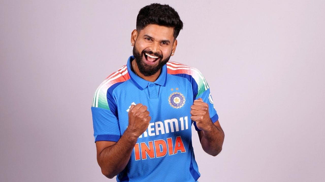 શ્રેયસ અય્યરે અમદાવાદ ODIમાં અડધી સદી ફટકારી અને ODI શ્રેણીમાં સૌથી વધુ રન બનાવનારા ખેલાડીઓની યાદીમાં બીજું સ્થાન પ્રાપ્ત કર્યું હતું. અય્યરે 87.50ની સરેરાશથી 175 રન બનાવ્યા છે અને તેનો સ્ટ્રાઇક રેટ 122થી વધુ છે. મોટી વાત એ છે કે અય્યરે ચોથા નંબર પર બેટિંગ કરતી વખતે આ સ્ટ્રાઇક રેટ જાળવી રાખ્યો છે, જે ખરેખર અદ્ભુત છે.