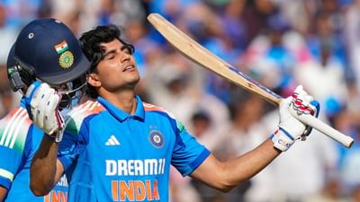 ટીમ ઈન્ડિયાના સ્ટાર ઓપનર શુભમન ગિલે ODI રેન્કિંગમાં ટોચનું સ્થાન હાંસલ કર્યું છે. તે લેટેસ્ટ ICC રેન્કિંગમાં નંબર 1 બની ગયો છે. ગિલે પાકિસ્તાનના સ્ટાર બેટ્સમેન બાબર આઝમને પછાડ્યો છે. શુભમન ગિલ 796 રેટિંગ પોઈન્ટ સાથે નંબર 1 પર પહોંચ્યો છે, જ્યારે બાબર આઝમ 773 રેટિંગ સાથે બીજા સ્થાને સરકી ગયો છે. 