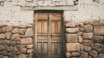 હિન્દુ માન્યતાઓ અનુસાર, બ્રહ્માંડમાં કુલ 14 લોક છે અને પૃથ્વી આ બધા લોકની મધ્યમાં છે. 7 વિશ્વો તેની ઉપર છે, જ્યારે બાકીના 7 તેની નીચે છે.પૃથ્વી નીચેના સાત લોકોના નામ અનુક્રમે અટલ, વિતલ, સુતલ, રસાતલ, તલાતલ, મહાતલ અને પાતાળ છે.