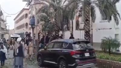 Breaking News પાકિસ્તાનમાં જુમ્માની નમાઝ દરમિયાન મસ્જિદમાં આત્મધાતીએ કર્યો બોમ્બ બ્લાસ્ટ, 16ના મોત