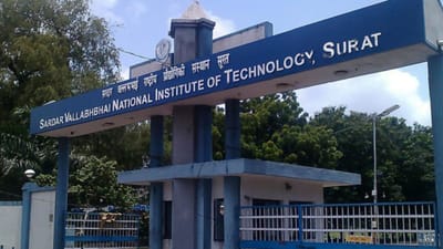 Surat : SVNIT કોલેજમાં વિદ્યાર્થીના જન્મદિવસ પર સાથી વિદ્યાર્થીએ માર્યા પટ્ટા, સોશિયલ મીડિયા પર વીડિયો થયો વાયરલ