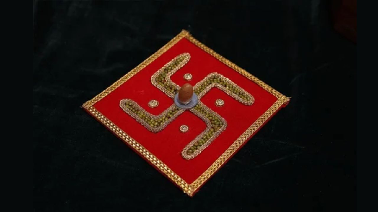 સ્વસ્તિકની રેખાઓ અને ખૂણાઓ એકદમ સાચા હોવા જોઈએ. ભૂલથી પણ ઊંધું સ્વસ્તિક ન બનાવવું અને તેનો ઉપયોગ કરવો નહીં. લાલ અને પીળા રંગના સ્વસ્તિક શ્રેષ્ઠ છે. જો તમારે સ્વસ્તિક પહેરવું હોય તો તેને વર્તુળની અંદર પહેરો.