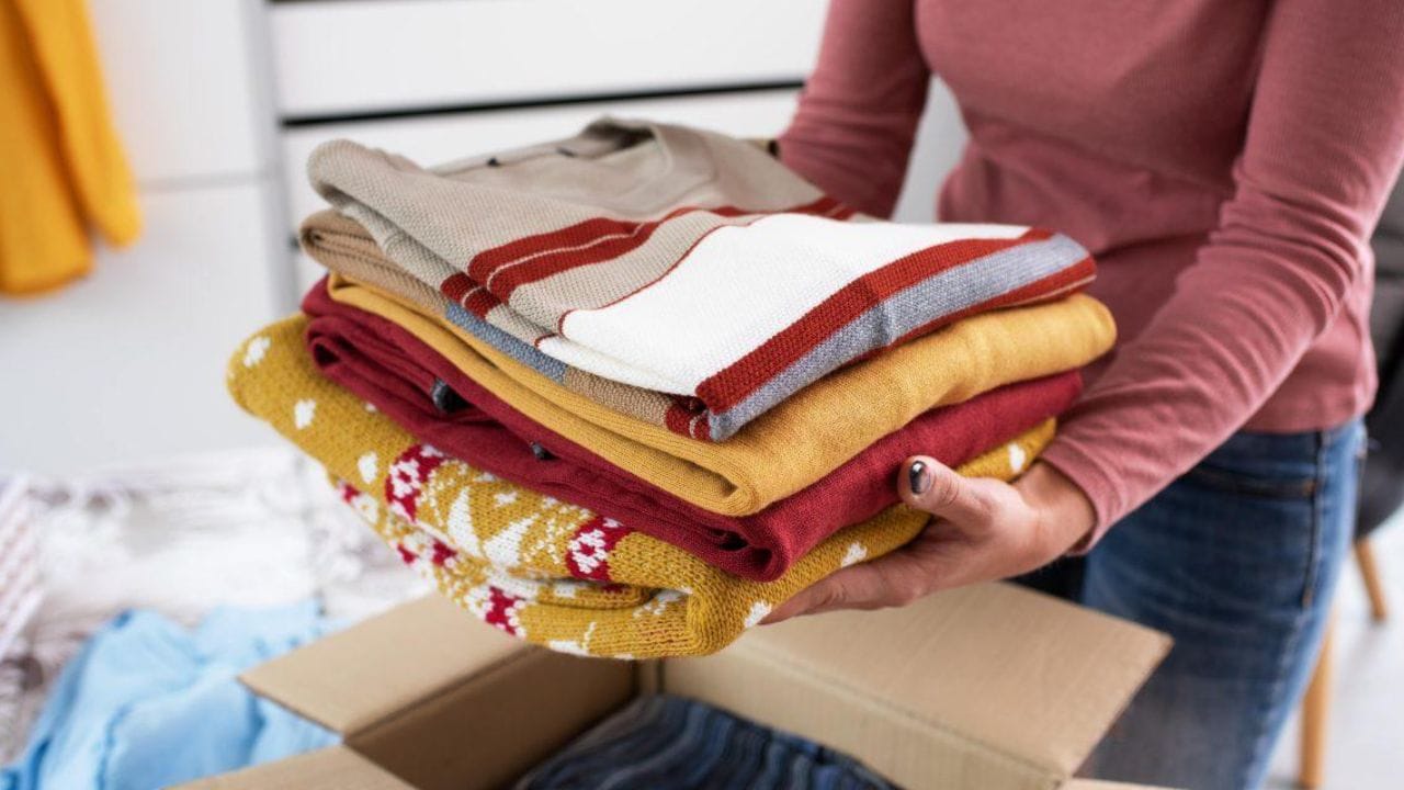 નરમ અને હળવા કવરનો ઉપયોગ કરો : વધુ મોંઘા કપડાં માટે વધારાની કાળજીની જરૂર પડે છે. ઊનના કપડાં પેક કરતી વખતે નરમ અને હળવા કવરનો ઉપયોગ કરો. પ્લાસ્ટિકની થેલીઓનો ક્યારેય ઉપયોગ કરશો નહીં. કારણ કે તે કપડાંને ઝડપથી બગાડી શકે છે. તમે કોટન અથવા લિનન બેગ અથવા કવરનો ઉપયોગ કરી શકો છો આ કપડાં માટે યોગ્ય છે.