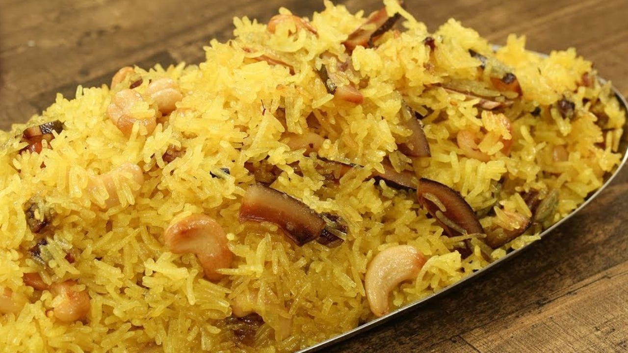 સ્વીટ રાઈસ બનાવવા માટે સૌથી પહેલા બાસમતી ચોખાને સ્વચ્છ પાણીથી ધોઈને 15 થી 20 મીનિટ પાણીમાં પલાળી રાખો. ત્યારબાદ કુકરમાં ઘી લઈ સુકા મેવાને ફ્રાય કરી બહાર કાઢી લો.