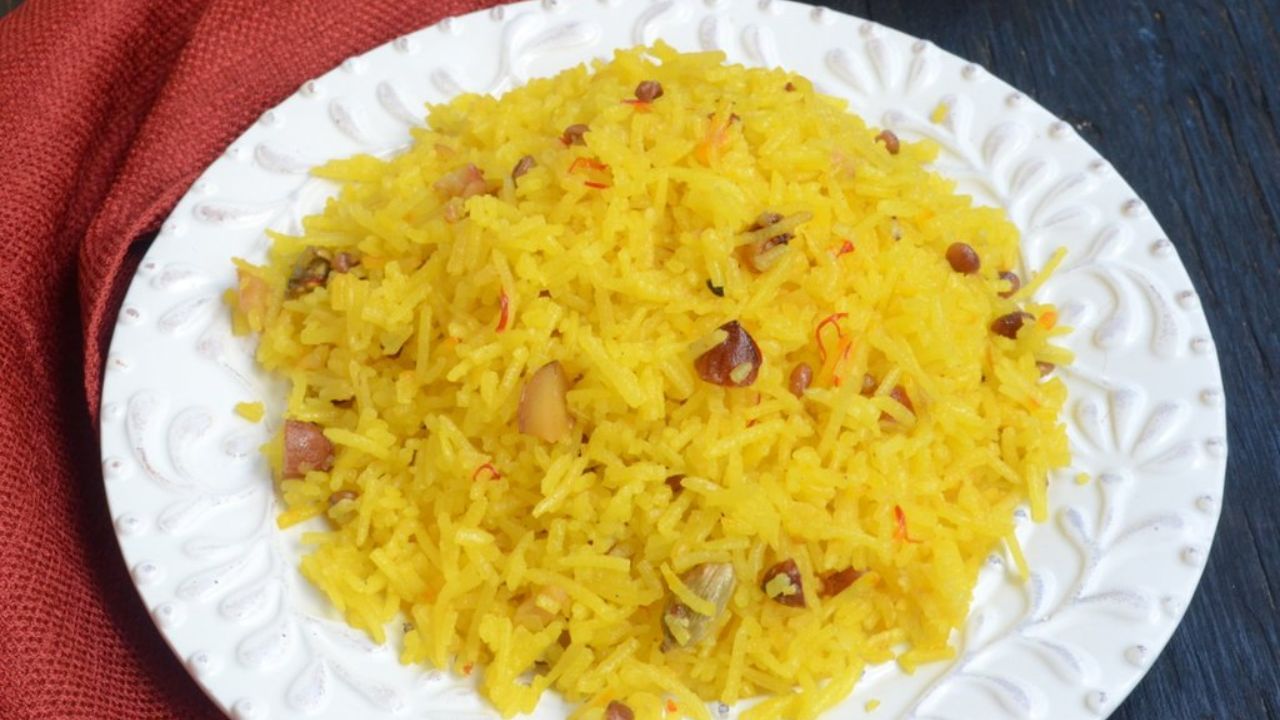 હવે 2 કપ પાણી અને ગોળ અથવા ખાંડ ઉમેરો. તેમાં પલાળેલા ચોખામાંથી પાણી કાઢી કુકરમાં ઉમેરો. ચોખાને ધીમા ગેસ પર થવા દો.