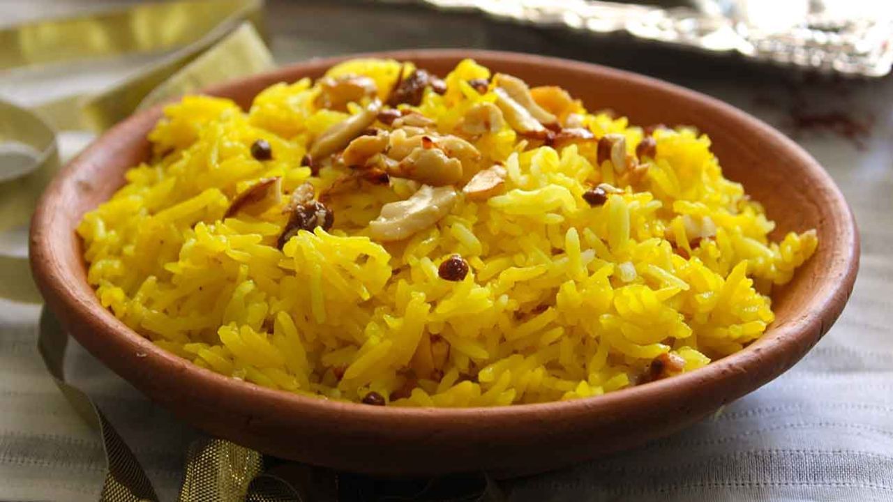 હવે તમે ઈચ્છો તો તેમાં સ્વીટ રાઈસને વધારે ટેસ્ટી બનાવવા માટે વેનિલા એસેન્સ ઉમેરી શકો છો. સ્વીટ રાઈસને તમે માતા સરસ્વતીને પ્રસાદ તરીકે ચઢાવી શકો છો.