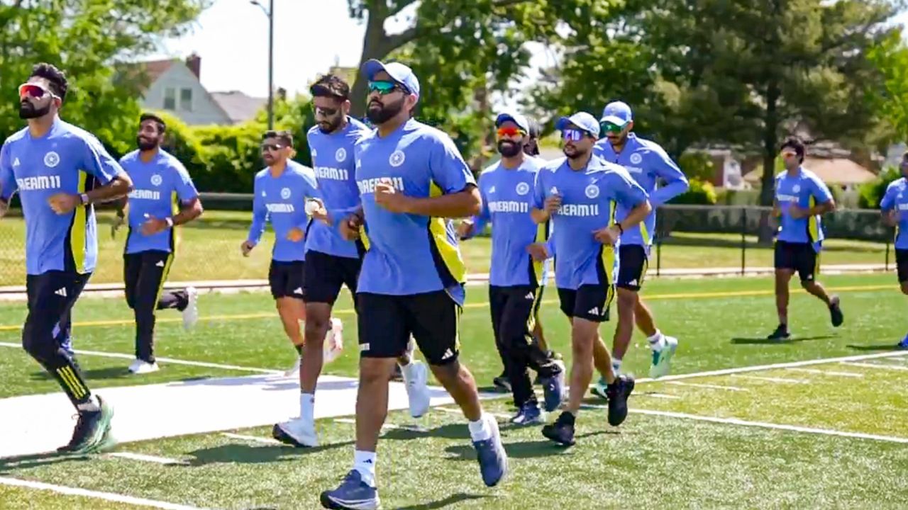 ક્રિકબઝના રિપોર્ટ અનુસાર, ચેમ્પિયન્સ ટ્રોફી દરમિયાન BCCI વ્યક્તિગત સ્ટાફ પર મહત્તમ ધ્યાન આપી રહ્યું છે. BCCIએ આ માટે કડક માર્ગદર્શિકા જારી કરી છે અને ખેલાડીઓને વ્યક્તિગત મેનેજર, રસોઈયા, સહાયક અથવા સુરક્ષાકર્મીઓને તેમની સાથે લઈ જવા પર પ્રતિબંધ મૂક્યો છે. હવેથી, ખેલાડીઓ બોર્ડની પરવાનગી વિના તેમના અંગત સ્ટાફને સાથે લઈ જઈ શકશે નહીં. બોર્ડે લોજિસ્ટિક્સની સમસ્યા ઘટાડવા માટે આ પગલું ભર્યું છે. (All Photo Credit : PTI / GETTY)