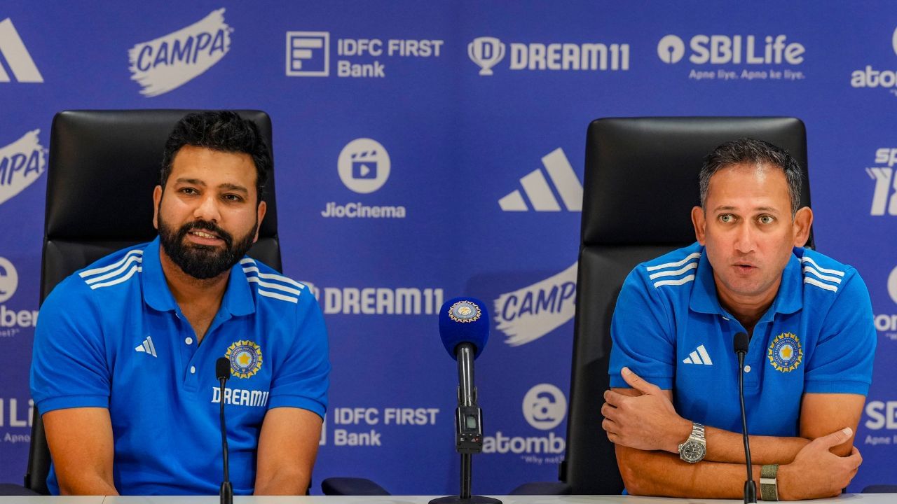 તમને જણાવી દઈએ કે ઈંગ્લેન્ડ સામેની શ્રેણી શરૂ થાય તે પહેલા બોર્ડની આ માર્ગદર્શિકા અંગે ઘણો હોબાળો થયો હતો. આ અંગે ઘણી ચર્ચા થઈ. ત્યારે રોહિત શર્માએ આ નિયમો પર નારાજગી વ્યક્ત કરી હતી અને પત્રકારોને સ્પષ્ટપણે કહ્યું હતું કે હજુ સુધી કંઈ પણ સત્તાવાર રીતે જાહેર કરવામાં આવ્યું નથી.