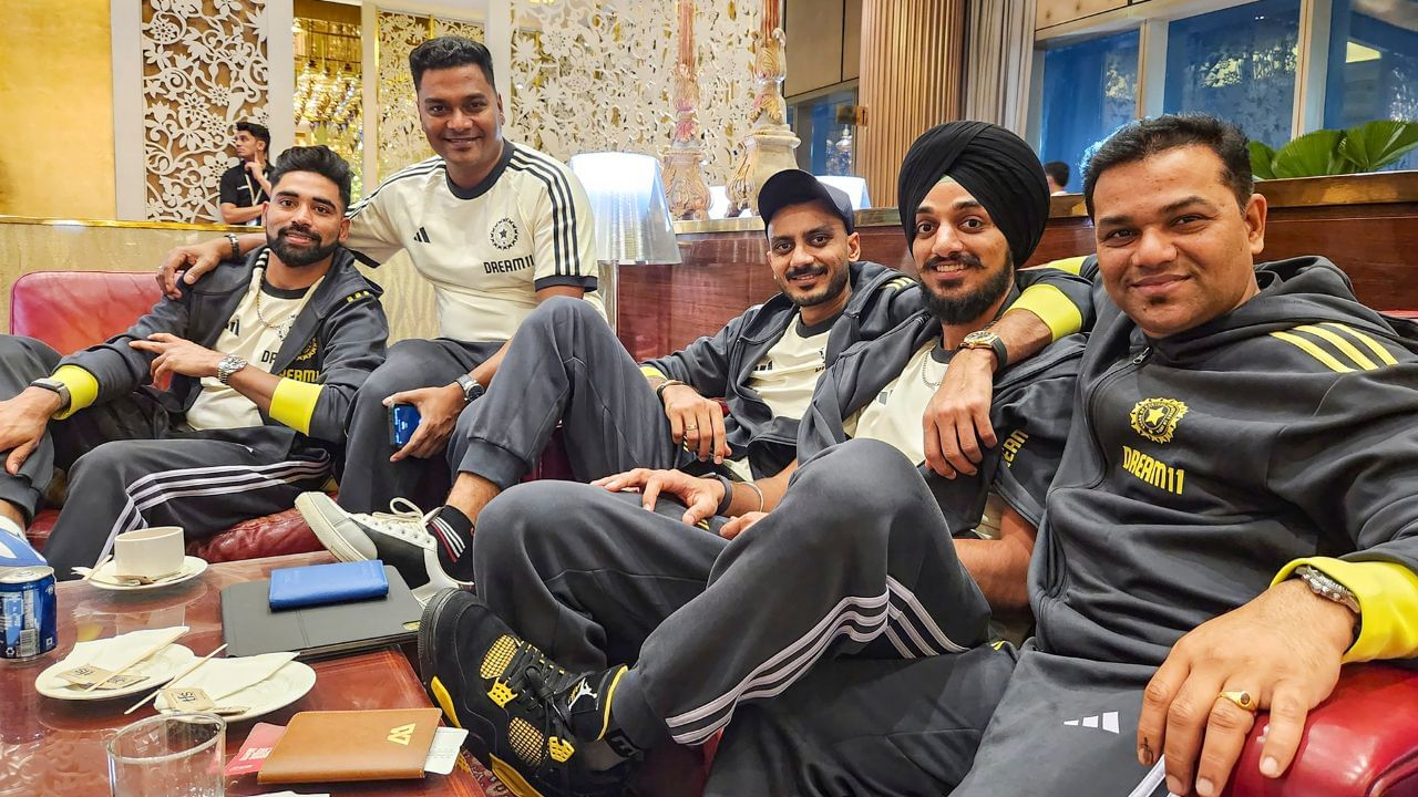 રિપોર્ટ અનુસાર, હૈદરાબાદ ક્રિકેટ એસોસિએશનના સેક્રેટરી આર દેવરાજ ચેમ્પિયન્સ ટ્રોફી દરમિયાન ટીમ મેનેજર રહેશે. તેમને આ નિયમોનું કડક પાલન કરવાનું કહેવામાં આવ્યું છે. એટલું જ નહીં, ખેલાડીઓને પણ આ અંગે જાણ કરવામાં આવી છે અને કહેવામાં આવ્યું છે કે બોર્ડ આ અંગે ખૂબ જ ગંભીર છે.