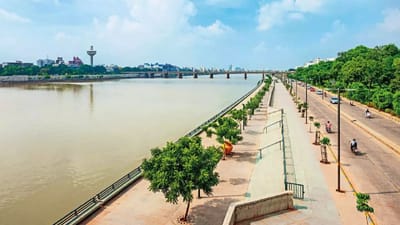 વેલેન્ટાઈન ડેને વધારે યાદગાર બનાવવા માટે તમે અમદાવાદના કેટલાક સ્થળોની મુલાકાત લઈ શકો છો. તમે સાબરમતી રિવરફ્રન્ટની મુલાકાત લઈ શકો છો. પ્રકૃતિ અને શાંતિનું સંપૂર્ણ મિશ્રણ છે. અહીં તમે નદી કિનારે આરામથી સૂર્યાસ્ત જોઈ શકો છો. 