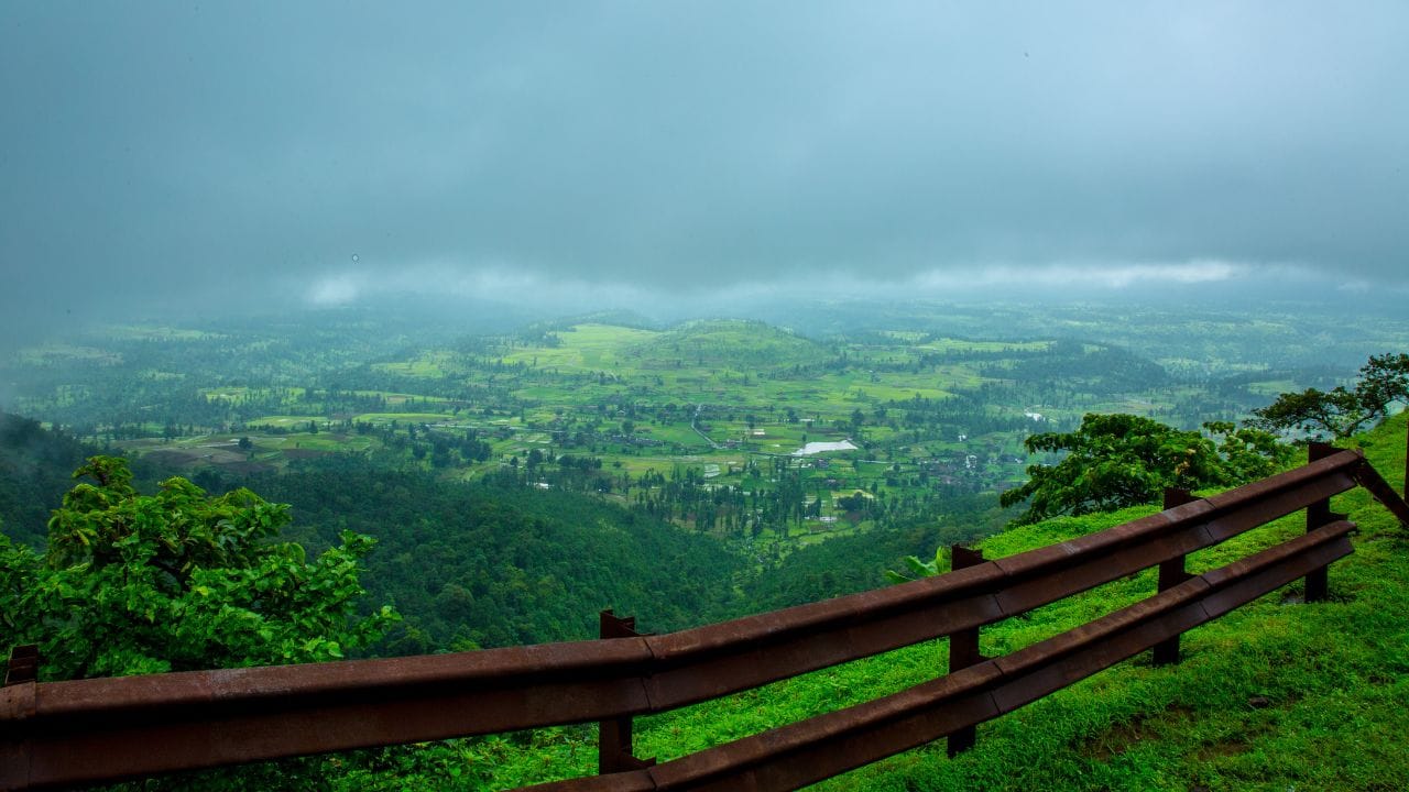 પાવાગઢ સુરતથી માત્ર 200 કિલોમીટર દુર વડોદરાના પંચમહાલ જિલ્લામાં સ્થિત એક સુંદર હિલ સ્ટેશન છે. પાવાગઢ હિલ્સ પ્રકૃતિ પ્રેમીઓ માટે એક શ્રેષ્ઠ હિલ સ્ટેશન છે. અહિ મહાકાળી માતાનું મંદિર પણ આવેલું છે.