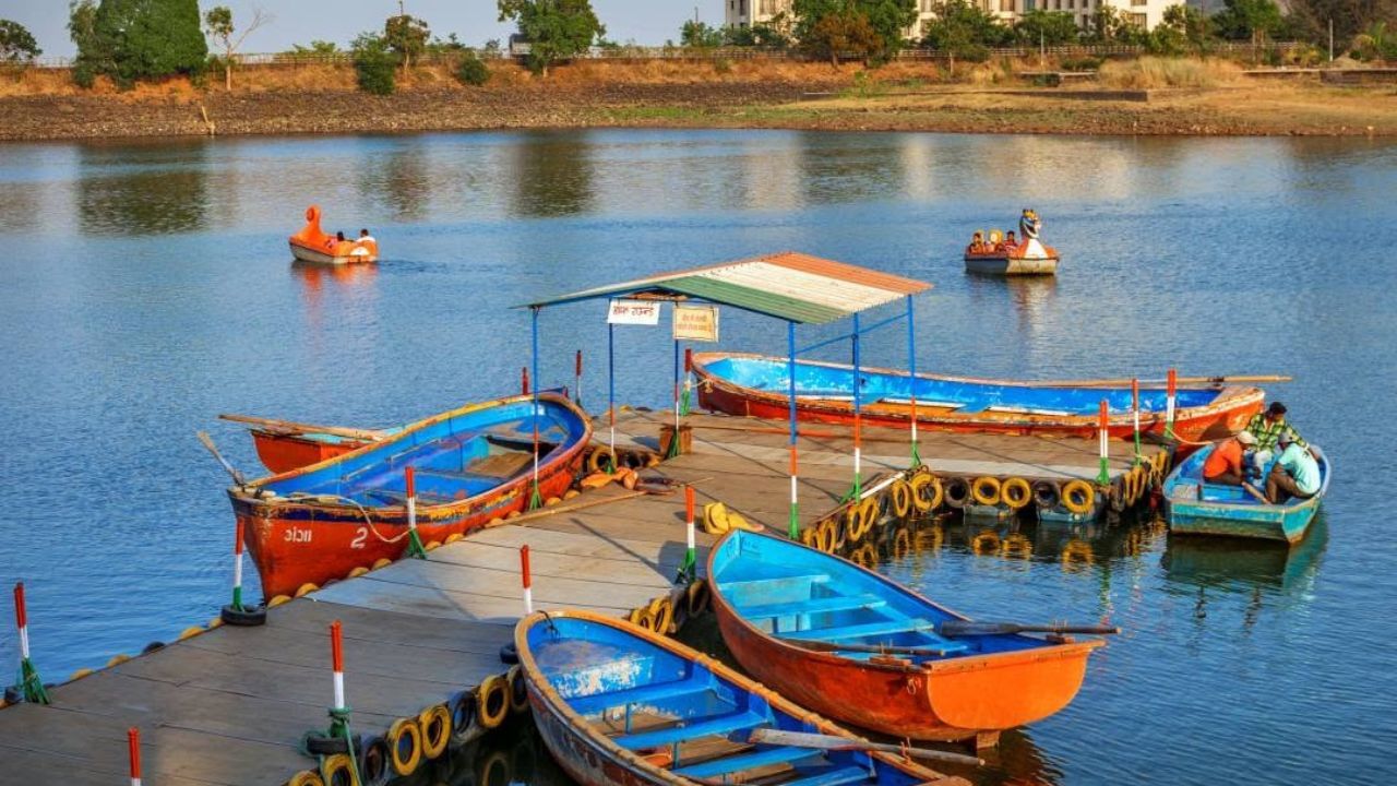 આમ તો ગુજરાત કચ્છ માટે સૌથી ફેમસ છે પરંતુ વાતાવરણ અને પ્રાકુતિક સુંદરતા માટે અહિ એક એવું હિલ સ્ટેશન આવેલું છે. જ્યાં લોકો ઉનાળામાં ફરવા માટે જાય છે.તમને જણાવી દઈએ કે, આ હિલ સ્ટેશનને ગુજરાતનું એકમાત્ર હિલ સ્ટેશન પણ કહેવામાં આવે છે,  સાપુતારા ગુજરાતના લોકો માટે શિમલા કે મનાલીથી ઓછું નથી.