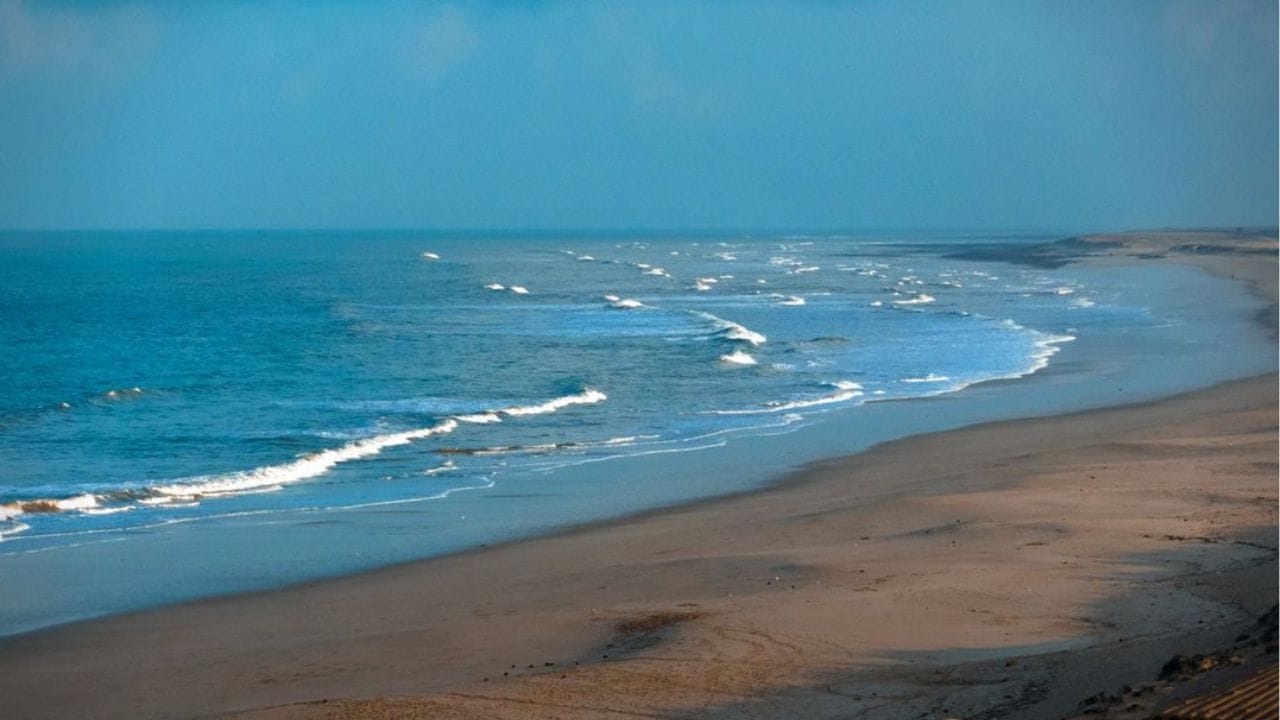  એશિયાટીક સિંહનું નિવાસ સ્થાન એટલે ગીર અભયારણ્ય, અને તેમા પણ સાસણ ગીર અભયારણ્ય પ્રવાસીઓનુ ફેમસ સ્થળ છે. અહી વર્ષ દરમિયાન લાખો પ્રવાસીઓ ગીર અભયારણ્યની મુલાકાતે આવે છે. જો તમે હિલ સ્ટેશન નહિ પરંતુ બીચ પર જવાનો પ્લાન બનાવી રહ્યા છે. તો ઉનાળામાં તમે શિવરાજપુર બીચ, સોમનાથ બીચ, દ્વારકા પણ જવાનો પ્લાન બનાવી શકો છો.