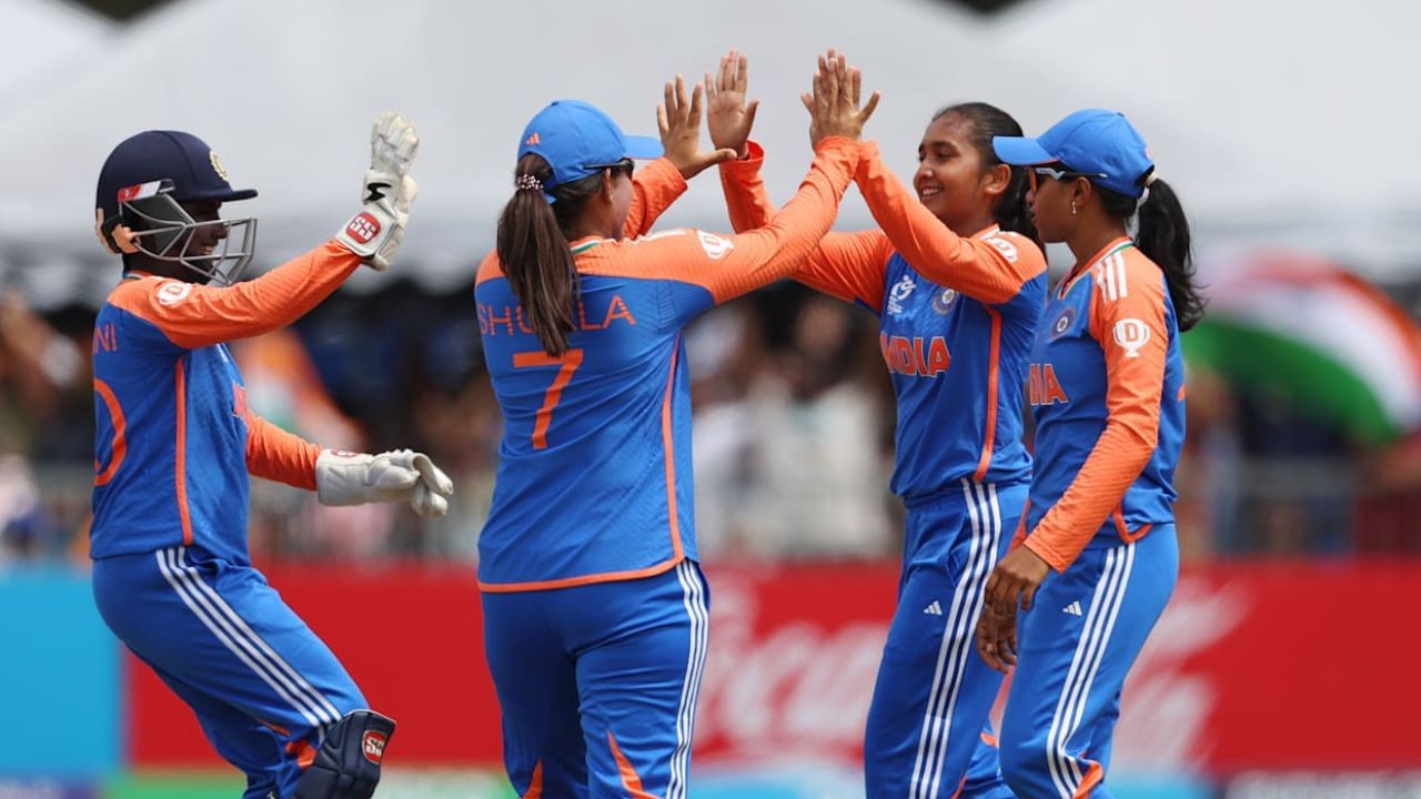 બીજી તરફ ભારત તરફથી ગોંગડી ત્રિશાએ સૌથી વધુ વિકેટ લીધી. ગોંગડી ત્રિશાએ 4 ઓવરમાં ફક્ત 15 રન આપ્યા અને 3 વિકેટ લીધી. આ ઉપરાંત વૈષ્ણવી શર્મા, આયુષી શુક્લા અને પરુણિકા સિસોદિયાએ પણ 2-2 વિકેટ લીધી.