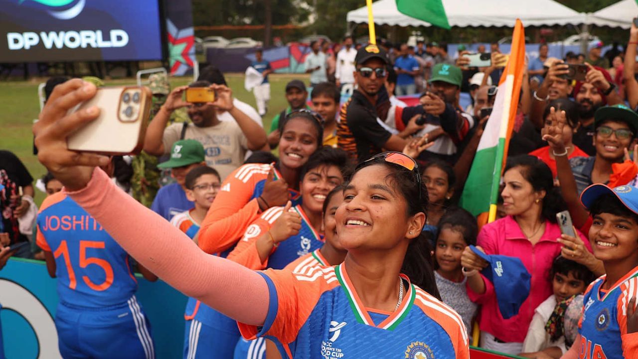 ટીમ ઈન્ડિયાને ફાઈનલ મેચ જીતવા માટે 83 રનનો લક્ષ્યાંક મળ્યો હતો. ભારતીય ટીમે આ લક્ષ્યનો સરળતાથી પીછો કર્યો. જેમાં ઓપનર ગોંગડી ત્રિશા અને કમલિની એ ટીમને સારી શરૂઆત અપાવી. બંને ખેલાડીઓએ પ્રથમ વિકેટ માટે માત્ર 4.3 ઓવરમાં 36 રન કર્યા. જેના કારણે ભારતીય ટીમે માત્ર 1 વિકેટ ગુમાવીને લક્ષ્ય હાંસલ કર્યું અને મેચ જીતી લીધી.