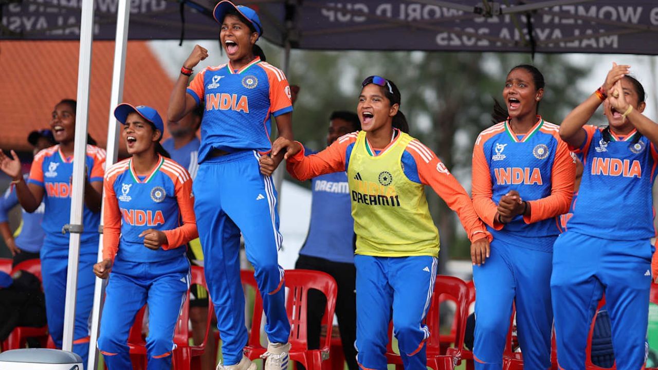 અંડર-19 મહિલા ટી20 વર્લ્ડ કપની ફાઈનલ મેચમાં દક્ષિણ આફ્રિકાની ટીમે ટોસ જીતીને પહેલા બેટિંગ કરવાનો નિર્ણય લીધો હતો. પણ તે કંઈ ખાસ કરી શકી નહીં. આખી ટીમ 20 ઓવરમાં ફક્ત 82 રન બનાવી શકી અને ઓલઆઉટ થઈ ગઈ. દક્ષિણ આફ્રિકા માટે મિક વાન વોર્સ્ટે સૌથી વધુ 23 રન બનાવ્યા.