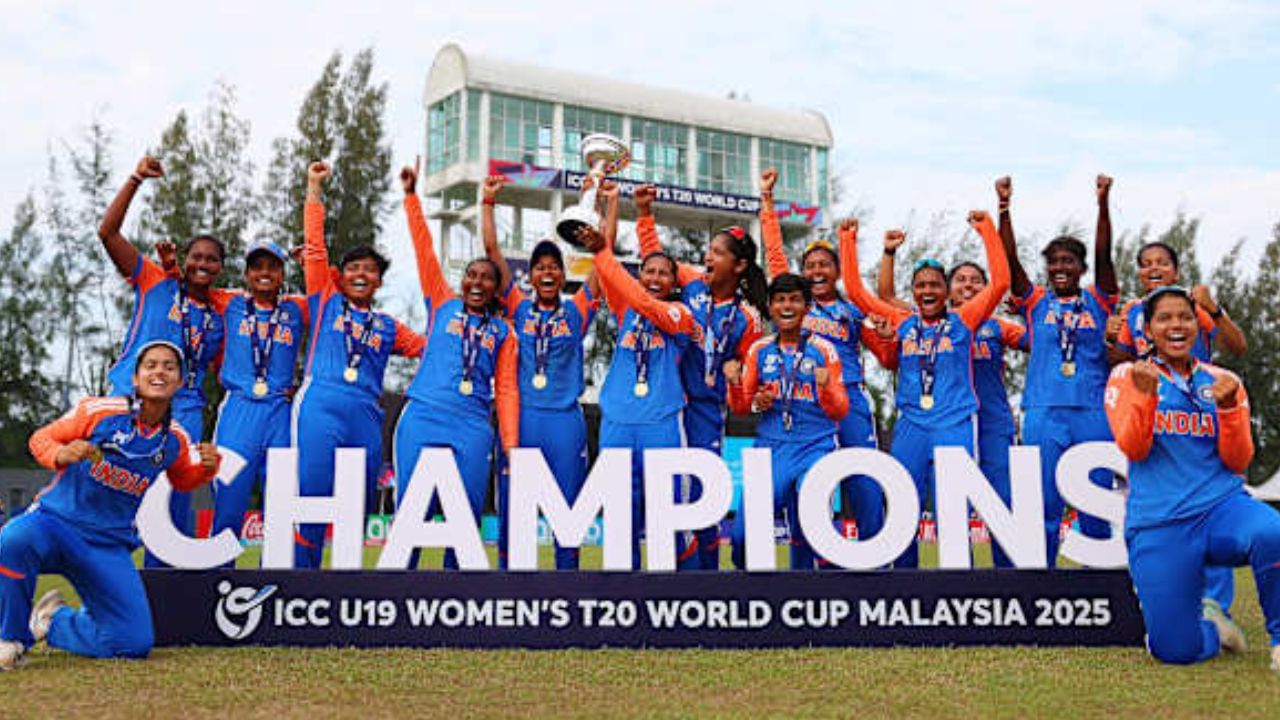 મલેશિયાની રાજધાની કુઆલાલંપુરના બાય્યુમાસ ઓવલ સ્ટેડિયમમાં બંને ટીમો એકબીજા સામે ટકરાઈ હતી. આ મેચમાં ભારતીય ટીમે જીત મેળવીને ટાઇટલ પોતાને નામે કર્યું છે.ભારતીય ટીમે સતત બીજી વખત અંડર-19 મહિલા ટી20 વર્લ્ડ કપનો ખિતાબ જીત્યો છે. અગાઉ વર્ષ 2023માં પણ ટીમ ઈન્ડિયા ચેમ્પિયન બની હતી.