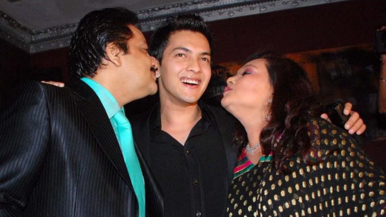 ઉદિત નારાયણ 2007 માં સોની ટીવી પર સંગીતકાર અનુ મલિક અને પ્લેબેક સિંગર અલીશા ચિનાઈ સાથે ઇન્ડિયન આઇડોલ 3 ના નિર્ણાયકોની પેનલમાં હતા.નારાયણ જો જીતા વોહી સુપર સ્ટાર અને સા રે ગા મા પા લિલ ચેમ્પ્સમાં ગેસ્ટ તરીકે પણ આવી ચૂક્યા છે  