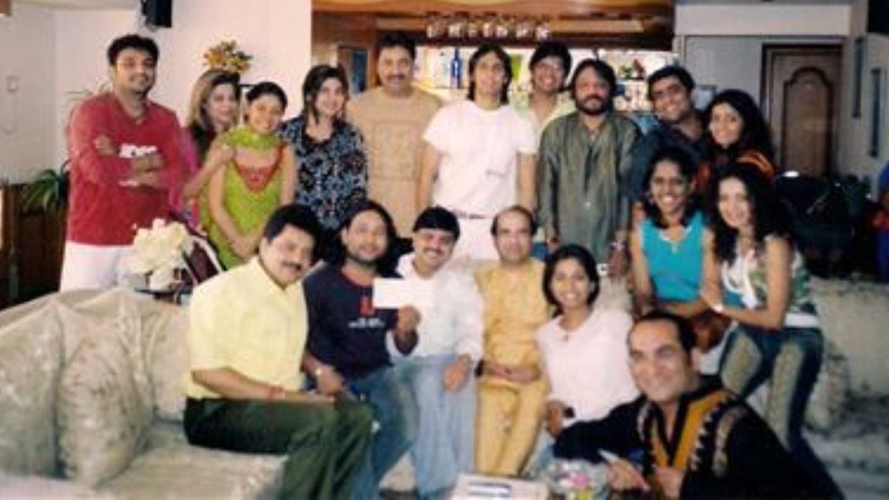 ઉદિત નારાયણના પિતા હરેકૃષ્ણ ઝા એક ખેડૂત હતા અને માતા ભુવનેશ્વરી દેવી એક લોક ગાયિકા હતી જેમણે તેમની કારકિર્દીને પ્રોત્સાહન આપ્યું છે. ઉદિત નારાયણે બે વાર લગ્ન કર્યા છે, પહેલા રંજના નારાયણ ઝા સાથે અને પછી દીપા ગહતરાજ સાથે. 