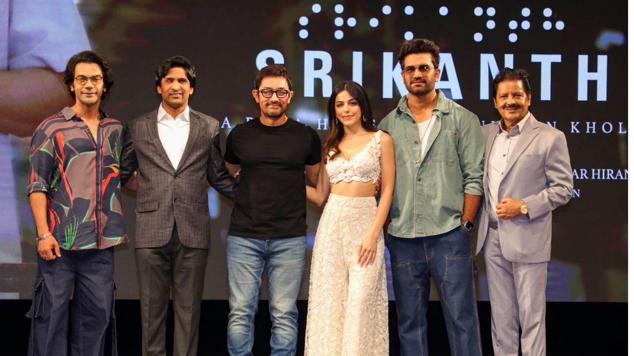 અનેક દાયકાઓ સુધી સંગીત જગત પર રાજ કરનાર બોલિવૂડ ગાયકનું અંગત જીવન ઉતાર-ચઢાવ ભર્યું છે. પહેલા ત્યારે વિવાદમાં આવ્યો જ્યારે ખબર પડી કે તેણે તેની પ્રથમ પત્નીને છૂટાછેડા આપ્યા વિના અને તેને જાણ કર્યા વિના તેની બીજી પત્ની સાથે લગ્ન કર્યા છે. આજે આપણે ઉદિત નારાયણના પર્સનલ લાઈફ વિશે રસપ્રદ માહિતીઓ જાણીએ.