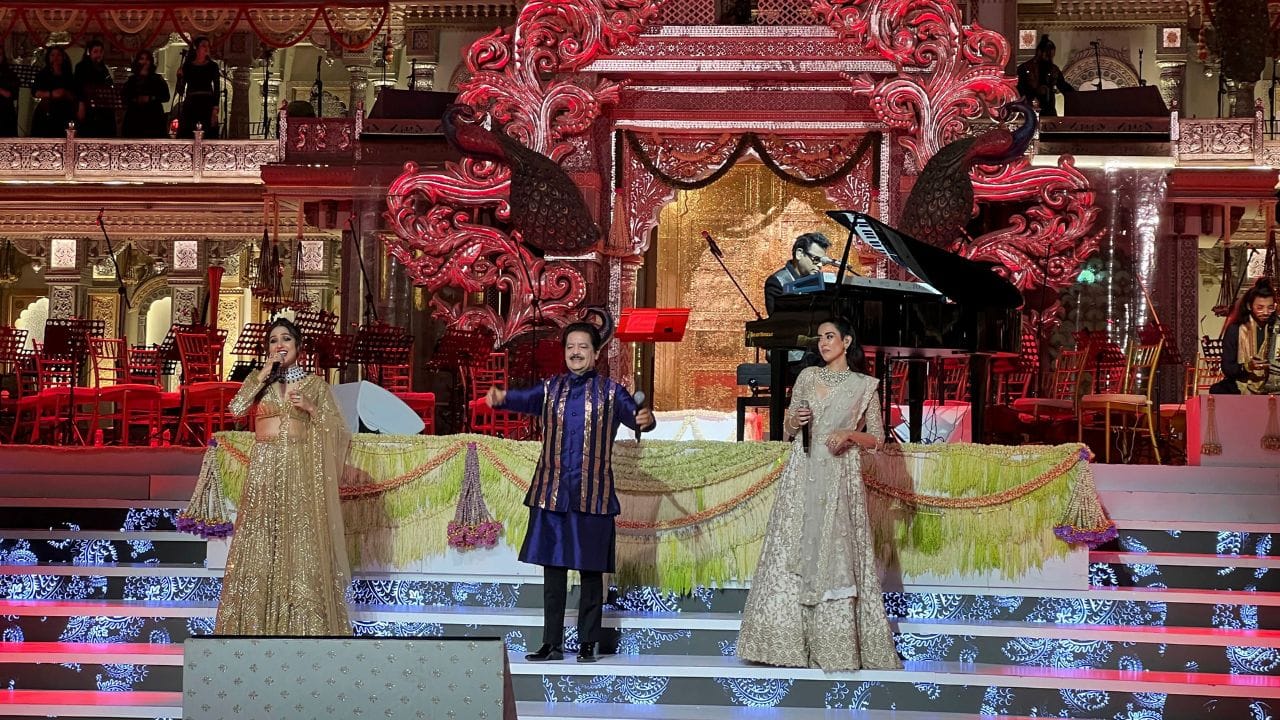  સિંગર ઉદિત નારાયણ આ વખતે એક વીડિયો વાયરલ થયા બાદ ચર્ચામાં છે, જેમાં ગાયક મહિલા ચાહકને લિપ-કિસ કરતો જોવા મળી રહ્યો છે. મહિલા ચાહકો સાથે કરવામાં આવેલી આ હરકત પર લોકો સવાલ ઉઠાવી રહ્યા છે. 